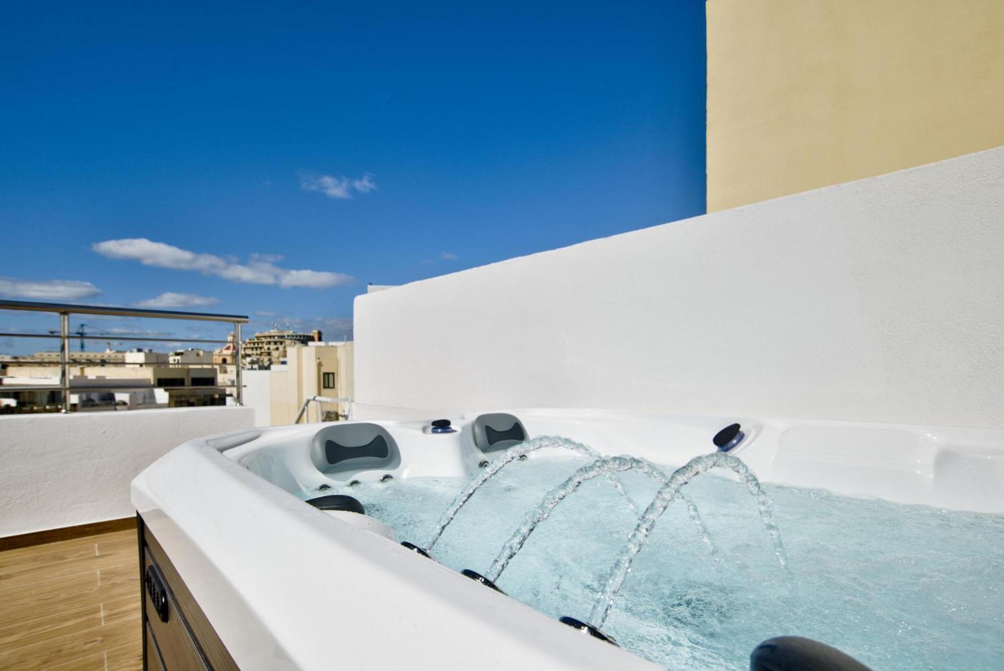 Sliema 2-Bedroom Central Apartments And Penthouse With Jacuzzi Kültér fotó